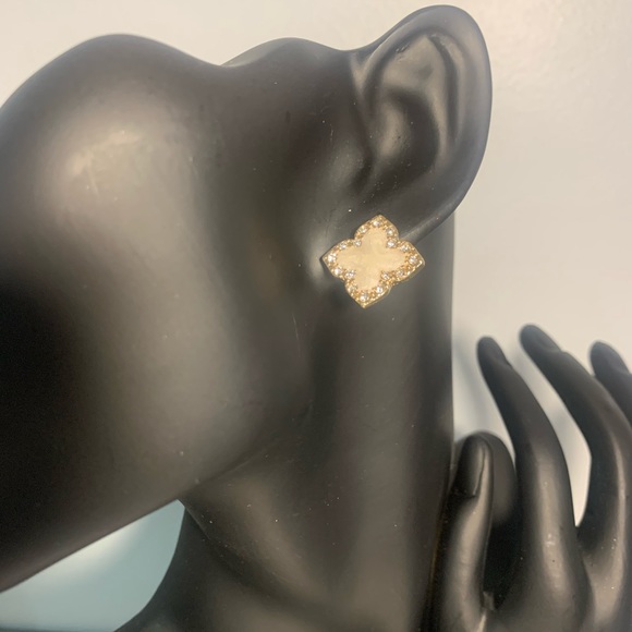 Clover Earrings - Picture 2 of 2